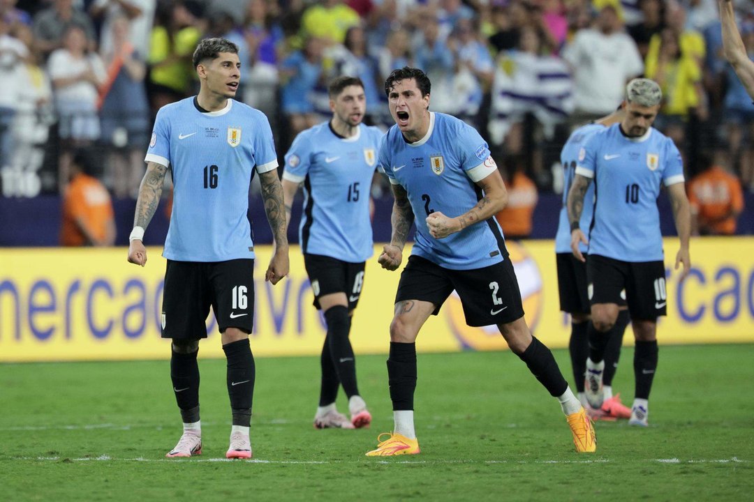 Los uruguayos Mathias Olivera, Federico Valverde, José Giménez y Giorgian De Arrascaeta durante los lanzamientos de penaltis ante Brasil en Las Vegas, Nevada. EFE/EPA/ALLISON DINNER