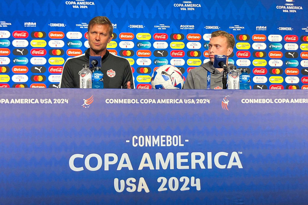 El seleccionador de Canadá, Jesse Marsch (i), y su lateral derecho titular, Alistair Johnston, fueron registrados el pasado 4 de julio, durante un rueda de prensa, en Arlington (Texas, EE.UU.). EFE/Albert Traver