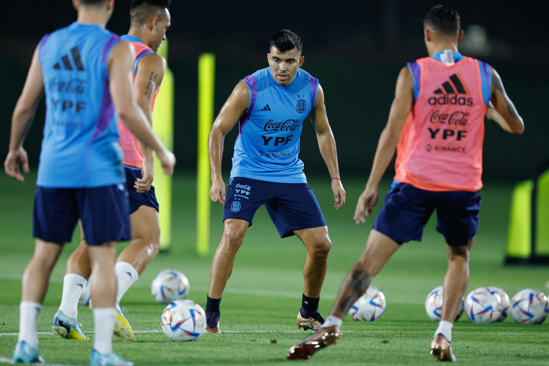 Fotografía de archivo en la que se registró al lateral argentino Marcos Acuña (c), durante un entrenamiento con la selección argentina de fútbol. EFE/Juan Ignacio Roncoroni