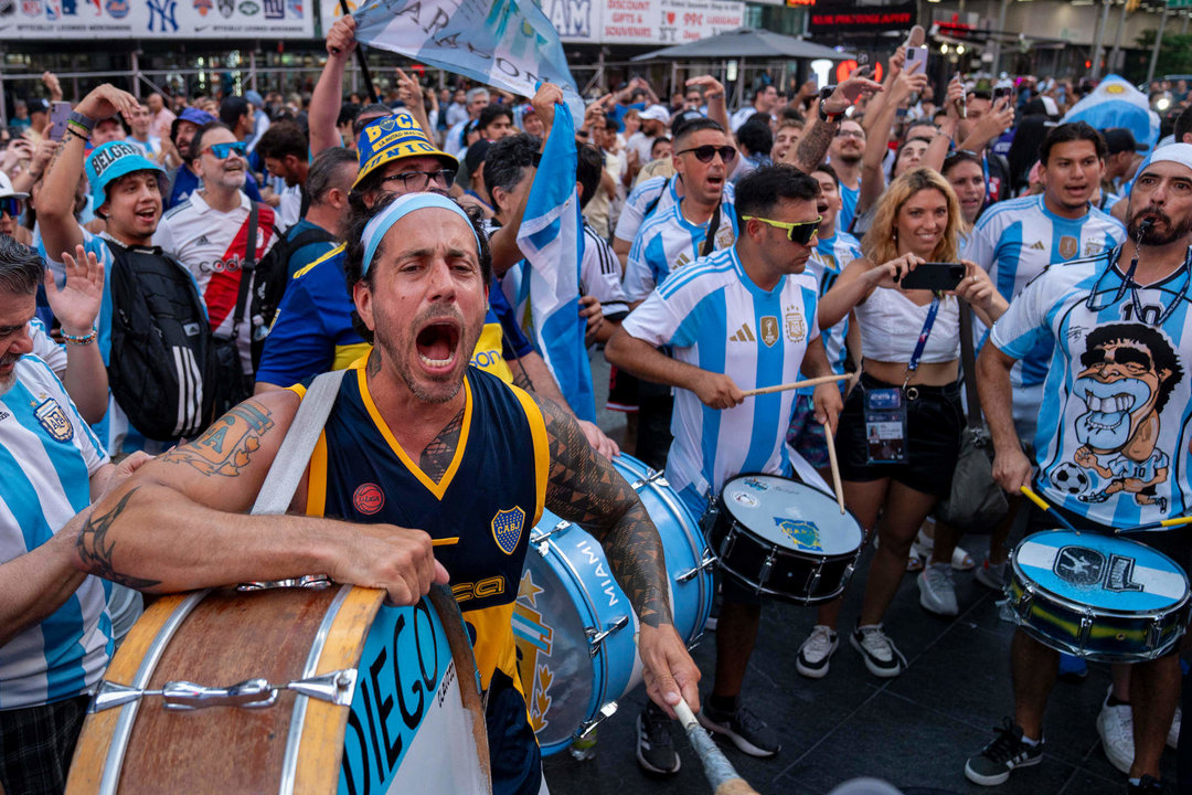 Con bombos, coros y gritos alegres, decenas de aficionados argentinos animaron este lunes a su selección en la plaza de Times Square, el corazón comercial de Nueva York, a un día del partido de las semifinales de la Copa América de Estados Unidos contra Canadá en la vecina ciudad de Nueva Jersey. EFE/ Angel Colmenares AME428. NUEVA YORK (ESTADOS UNIDOS), 08/07/2024.- Aficionados de la selección argentina de fútbol animan al equipo durante un 'banderazo' en la plaza de Times Square, este lunes en Nueva York (Estados Unidos). Los aficionados argentinos volvieron a tomar hoy la icónica plaza de Times Square, en el corazón comercial de Nueva York, para jalear a su selección que mañana se medirá con la de Canadá en el estadio Metlife, en la vecina Nueva Jersey. EFE/ Angel Colmenares