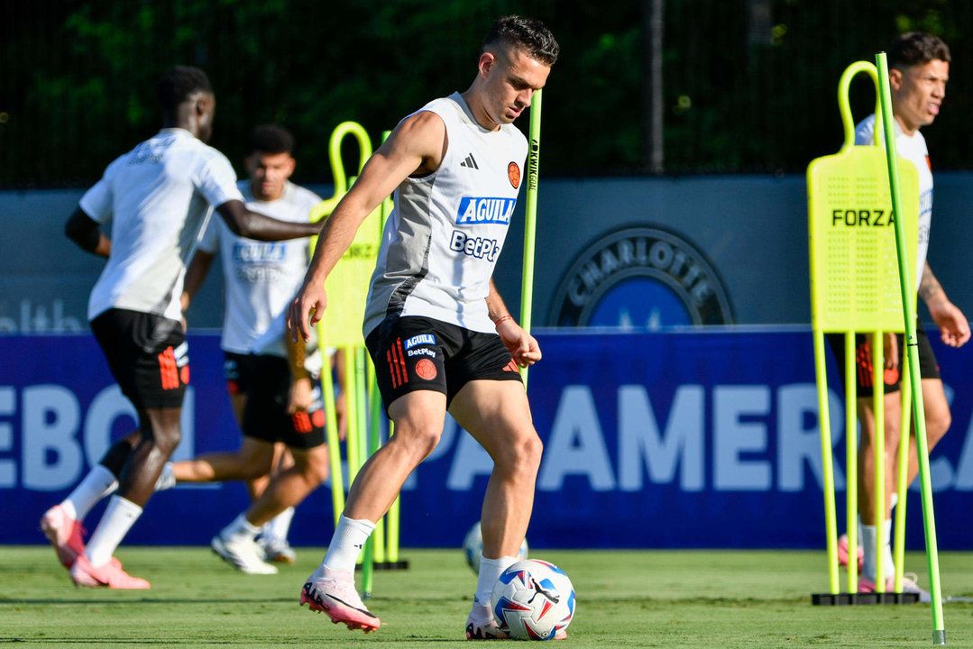 El delantero Rafael Santos Borré aparece en primer plano durante un pasaje del primer entrenamiento a puerta cerrada de la selección colombiana de fútbol, este lunes en Charlotte (Carolina del Norte), a un día del partido de semifinales de la Copa América de Estados Unidos contra la de Uruguay. EFE/ FCF / SOLO USO EDITORIAL/