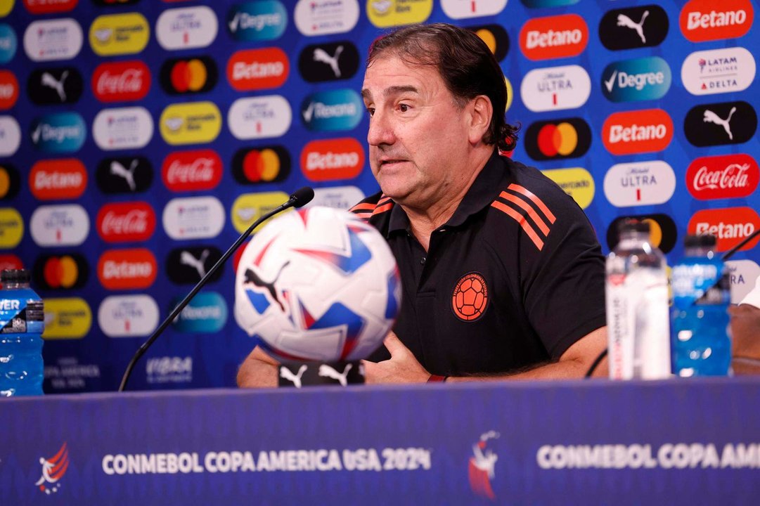 Imagen de archivo del seleccionador de Colombia, el argentino Néstor Lorenzo, quien compareció este martes ante la prensa para hablar del partido de semifinales de la Copa América de Estados Unidos con Uruguay, este miércoles en Charlotte (Carolina del Norte). EFE/EPA/John G. Mabanglo