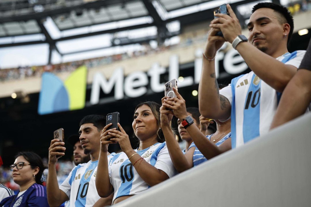 Aficionados argentinos fueron registrados este martes, 9 de julio, antes del inicio de la primera semifinal de la Copa América 2024, entre Argentina y Canadá, en el estadio MetLife de East Rutherford (Nueva Jersey, EE.UU.). EFE/CJ Gunther