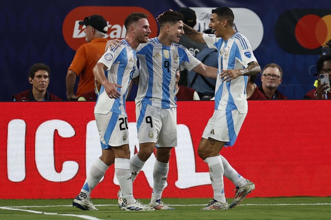 Julián Álvarez de Argentina (C) es felicitado por sus compañeros de equipo luego de marcar un gol contra Canadá en la Copa América 2024. EFE/EPA/CJ GUNTHER