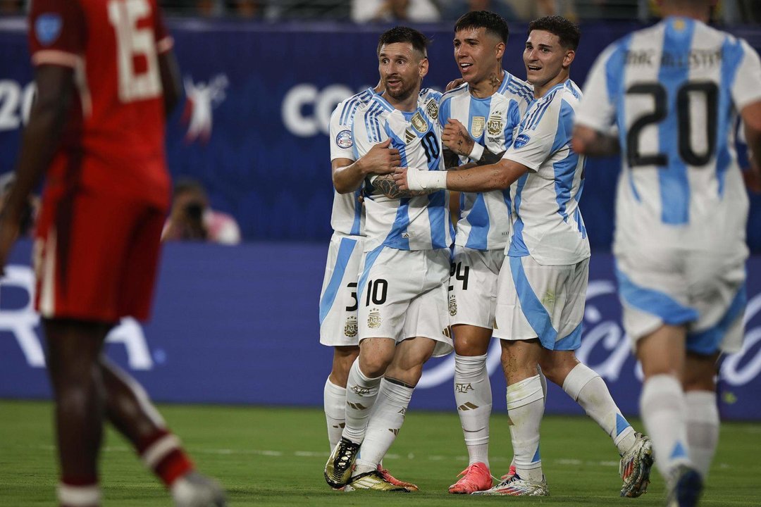 Lionel Messi (c), capitán de Argentina, fue registrado este martes, 9 de julio, al ser felicitado por sus compañeros, luego de que le anotara un gol a Canadá (su primero en el torneo), durante la primera semifinal de la Copa América 2024, en el estadio MetLife de East Rutherford (Nueva Jersey, EE.UU.). EFE/CJ Gunther