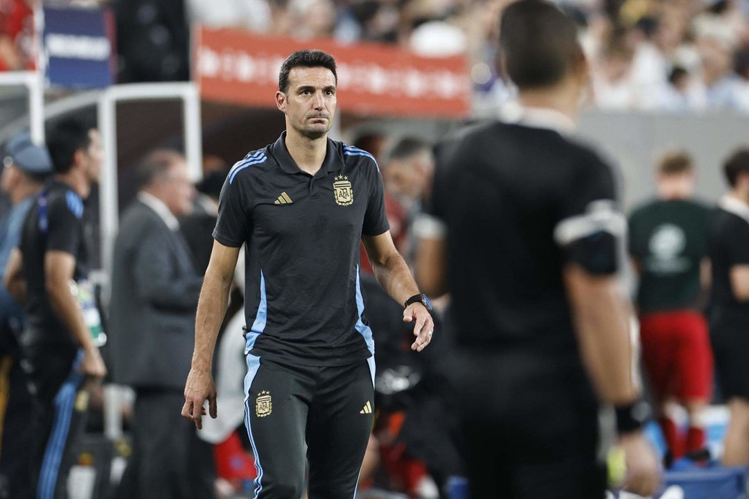 El seleccionador de Argentina, Lionel Scaloni (c-i), fue registrado este martes, 9 de julio, durante la primera semifinal de la Copa América 2024, en el estadio MetLife de East Rutherford (Nueva Jersey, EE.UU.). EFE/CJ Gunther