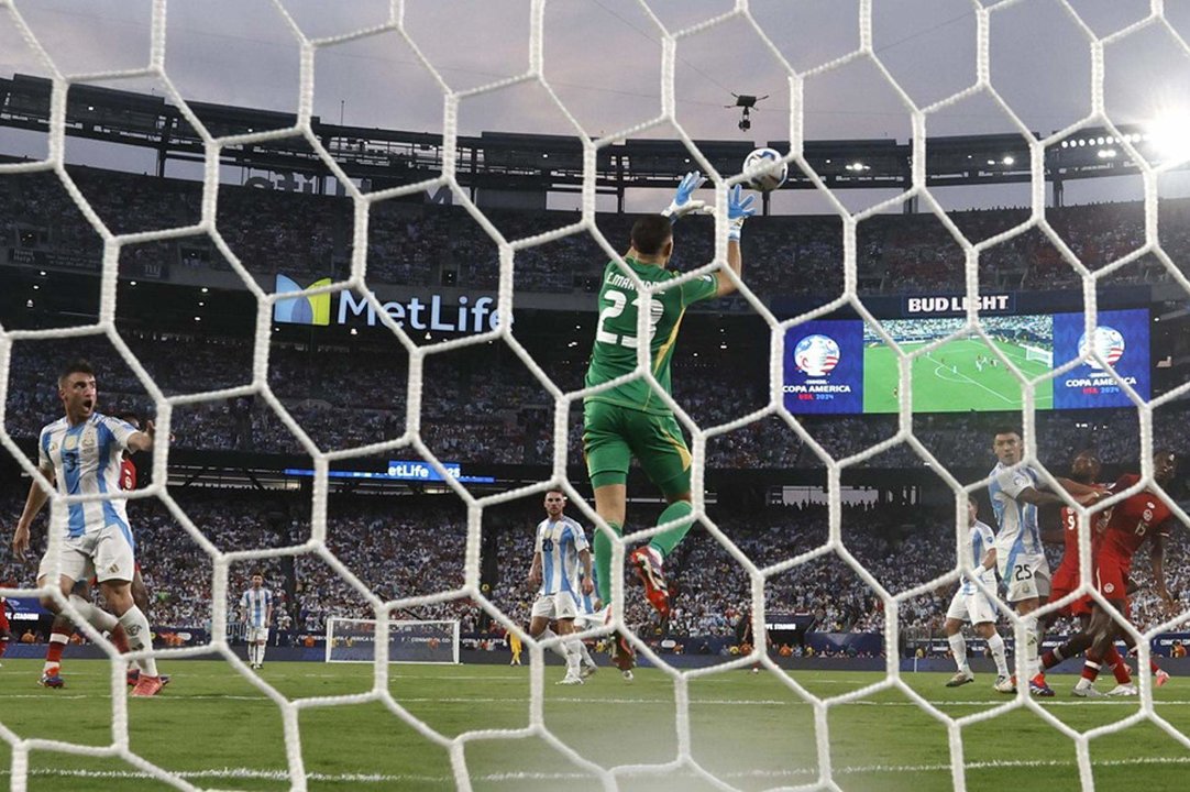 El portero Emiliano Martínez de Argentina sube por el balón contra Canadá en la Copa América 2024. EFE/EPA/CJ GUNTHER