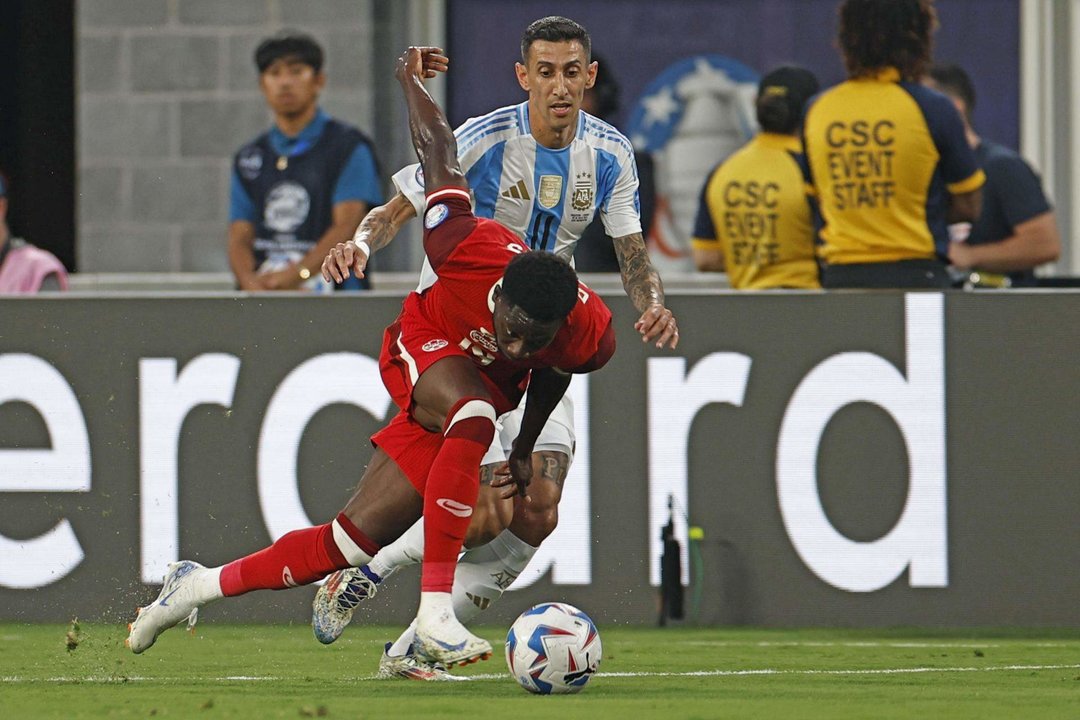 Alphonso Davies de Canadá (primer plano) en acción contra Angel Di Maria de Argentina (fondo) durante la Copa América 2024. EFE/EPA/CJ GUNTHER