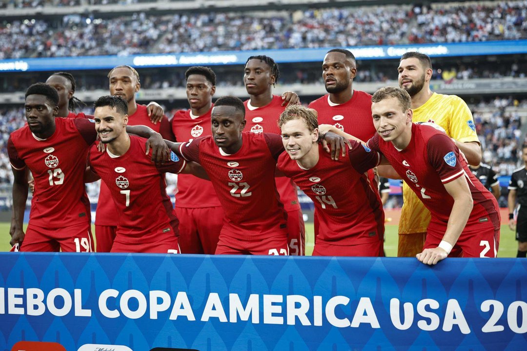 El equipo titular de Canadá que disputó la primera semifinal de la Copa América 2024 fue registrado este martes, 9 de julio, antes de enfrentar a Argentina, en el estadio MetLife de East Rutherford (Nueva Jersey, EE.UU.). EFE/CJ Gunther