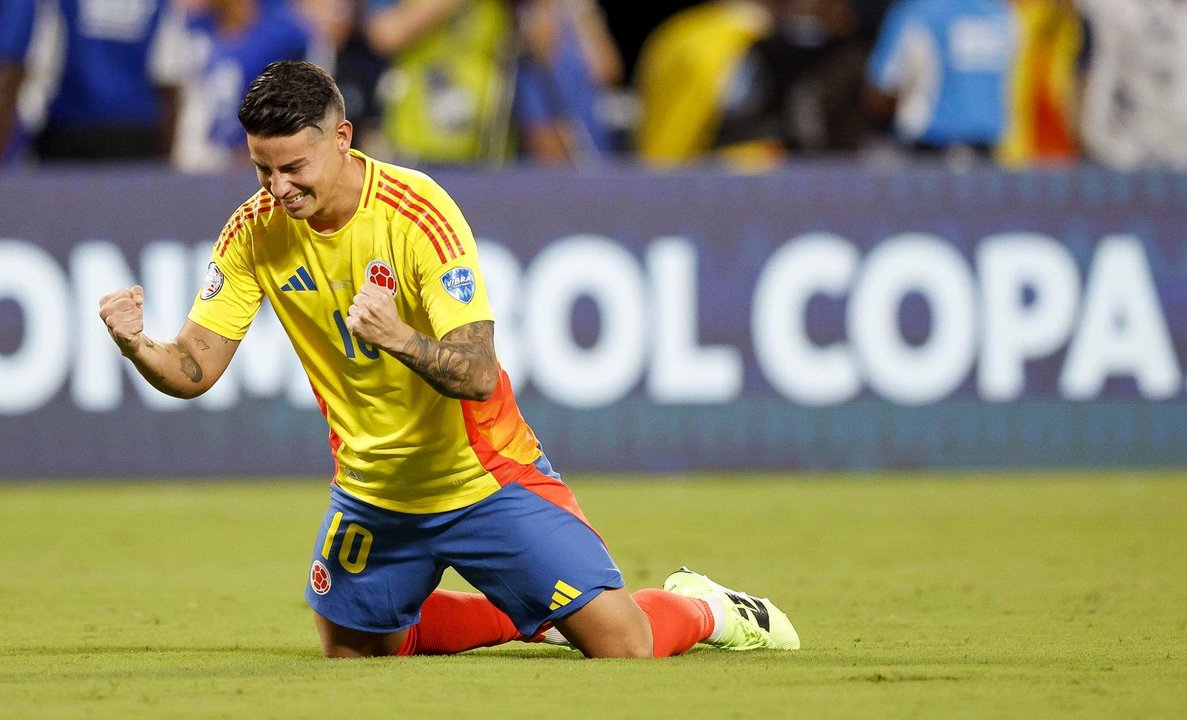 El centrocampista y capitán de Colombia, James Rodríguez, fue registrado este miércoles, 10 de julio, al celebrar el paso de su equipo a la final de la Copa América 2024, luego de la segunda semifinal del certamen, en el estadio Bank of America de Charlotte (Carolina del Norte, EE.UU.). EFE/Erik S. Lesser