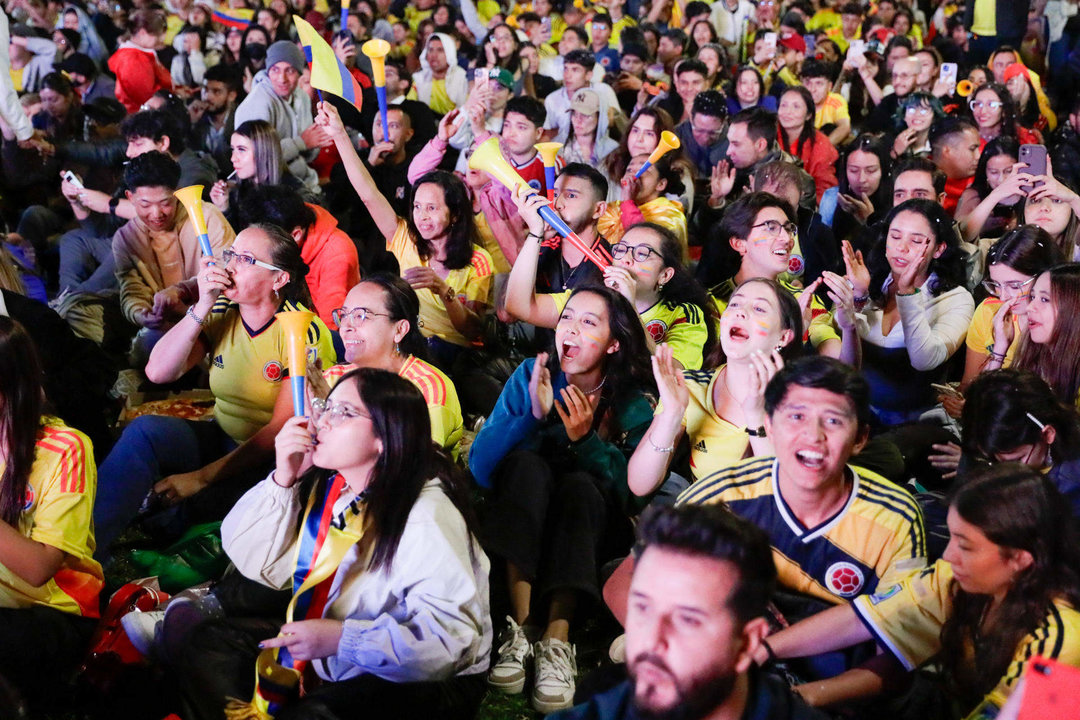 Aficionados de la selección colombiana de fútbol fueron registrados este miércoles, 10 de julio, al concentrarse para ver la transmisión de la segunda semifinal de la Copa América 2024 contra Uruguay, en el Parque de la 93 de Bogotá (Colombia). EFE/Carlos Ortega