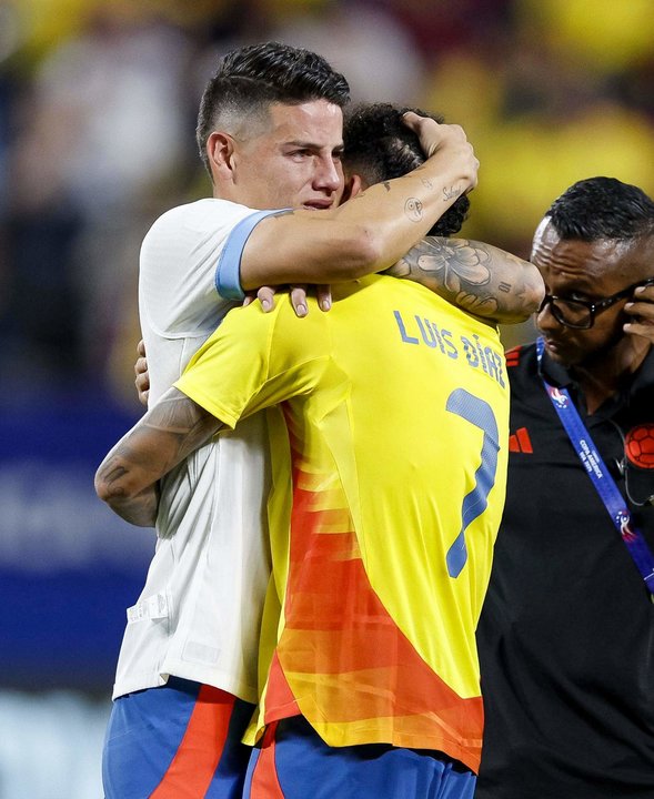 El centrocampista y capitán de Colombia, James Rodríguez (i) fue registrado este miércoles, 10 de julio, al abrazar a su compañero y delantero Luis Díaz (d), después de derrotar a Uruguay por 1-0 en la segunda semifinal de la Copa América 2024, en el estadio Bank of America de Charlotte (Carolina del Norte, EE.UU.). EFE/Erik S. Lesser