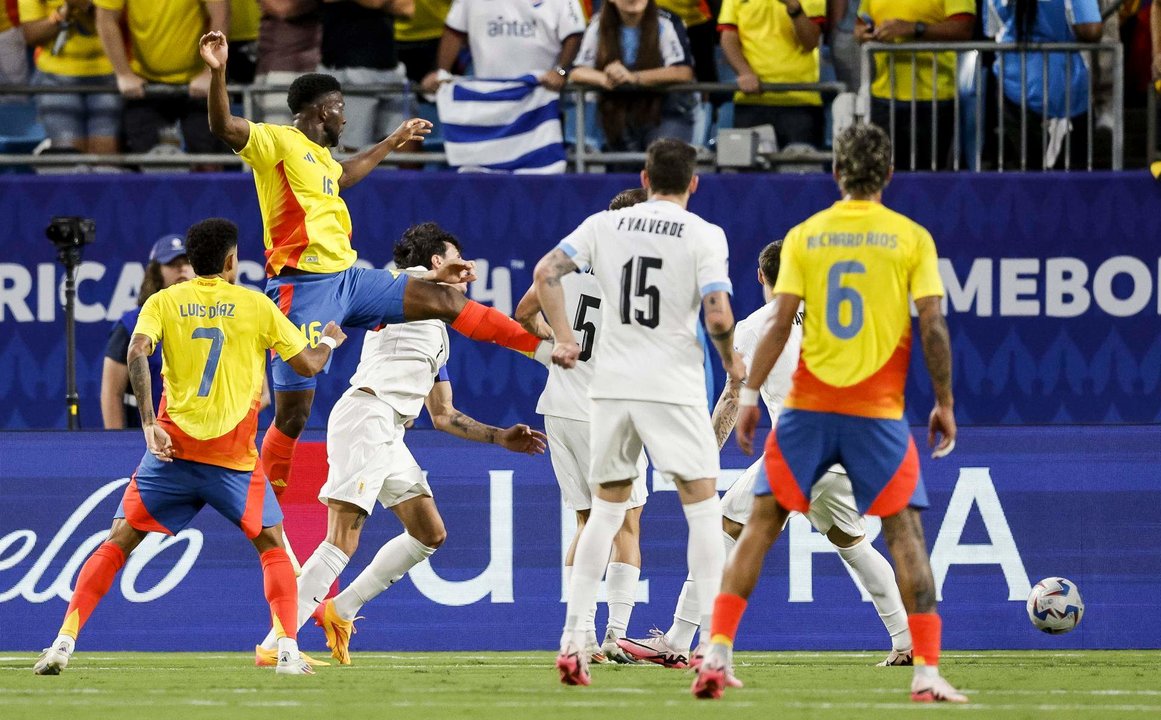 El centrocampista colombiano Jefferson Lerma (2-d) fue registrado este miércoles, 10 de julio, tras cabecear un balón que convirtió en el gol de la victoria de su equipo 0-1 sobre Uruguay, durante la segunda semifinal de la Copa América 2024, en el estadio Bank of America de Charlotte (Carolina del Norte, EE.UU.). EFE/Erik S. Lesser