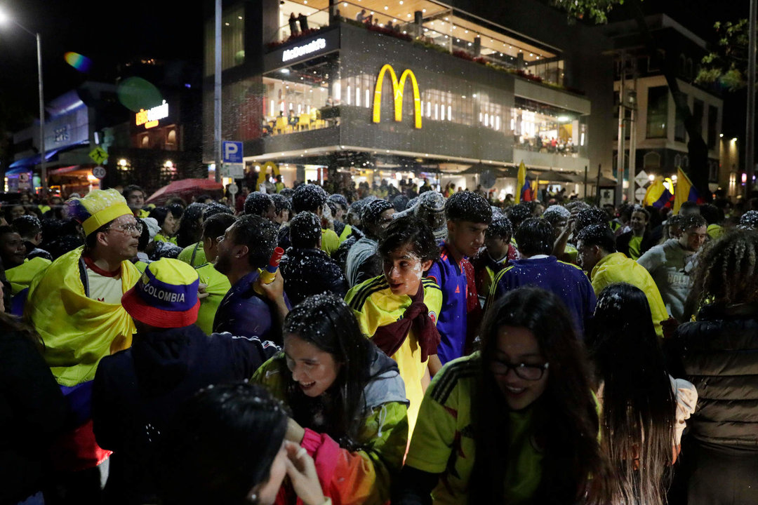 Aficionados de la selección colombiana de fútbol celebran el paso a la final de la Copa América este miércoles en la ciudad de Bogotá (Colombia). EFE/ Carlos Ortega