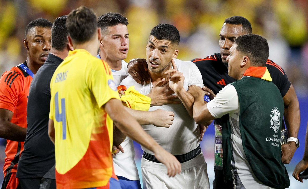 El delantero uruguay Luis Suárez (3-d) fue registrado este miércoles, 10 de julio, al discutir con el defensa colombiano Santiago Arias (3-i) y con el capitán cafetero, James Rodríguez (4-i), al final de la segunda semifinal de la Copa América, en el estadio Bank of America de Charlotte (Carolina del Norte, EE.UU.). EFE/Erik S. Lesser