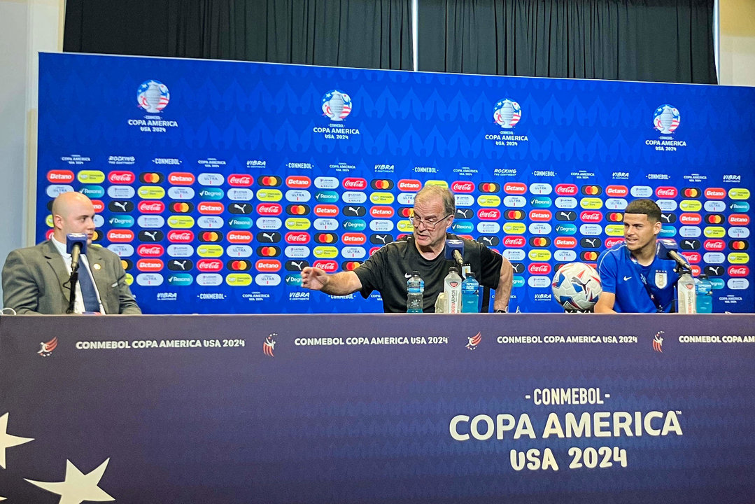 Imagen de archivo del entrenador de la selección de fútbol de Uruguay Marcelo Bielsa (C), asiste a una rueda de prensa junto al futbolista Maximiliano Araújo (d). EFE/ Albert Traver