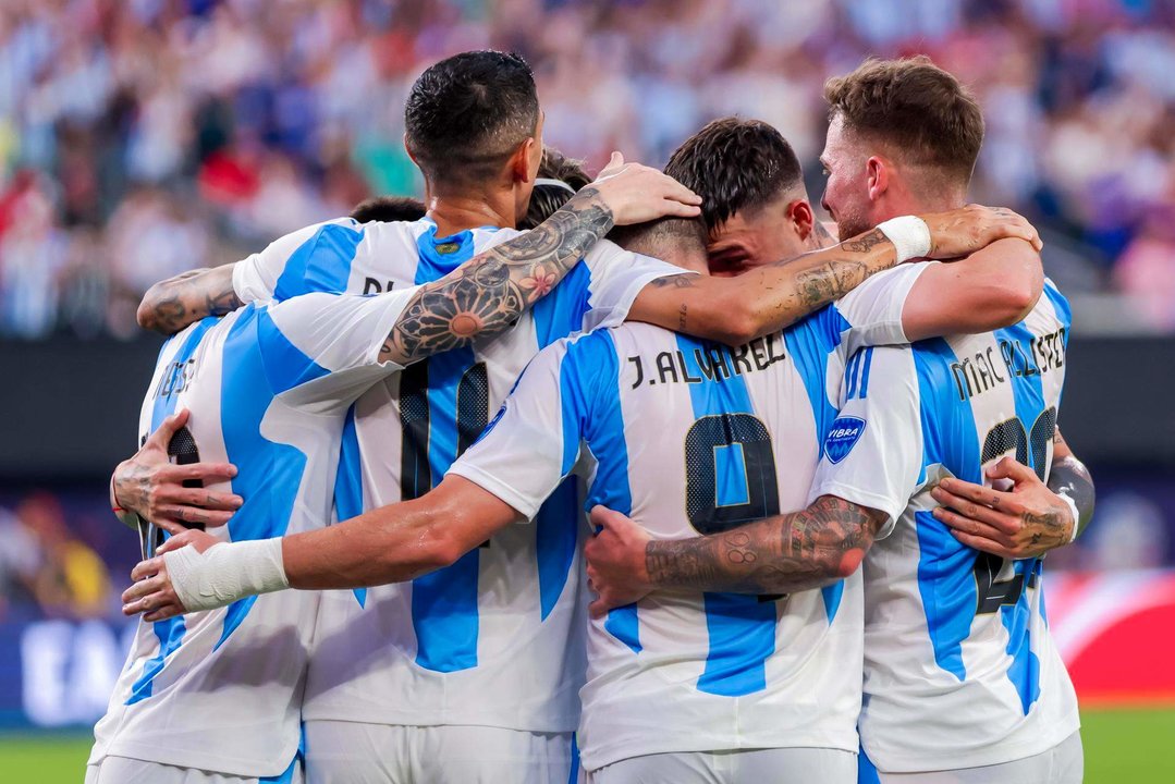 Jugadores de la selección argentina de fútbol fueron registrados el pasado 9 de julio al celebrar el gol que el delantero Julián Álvarez (c) le anotó a Canadá, durante la primera semifinal de la Copa América 2024, en el estadio MetLife de East Rutherford (Nueva Jersey, EE.UU.). Argentina se impuso por 2-0 y disputará con Colombia la final del certamen. EFE/Justin Lane