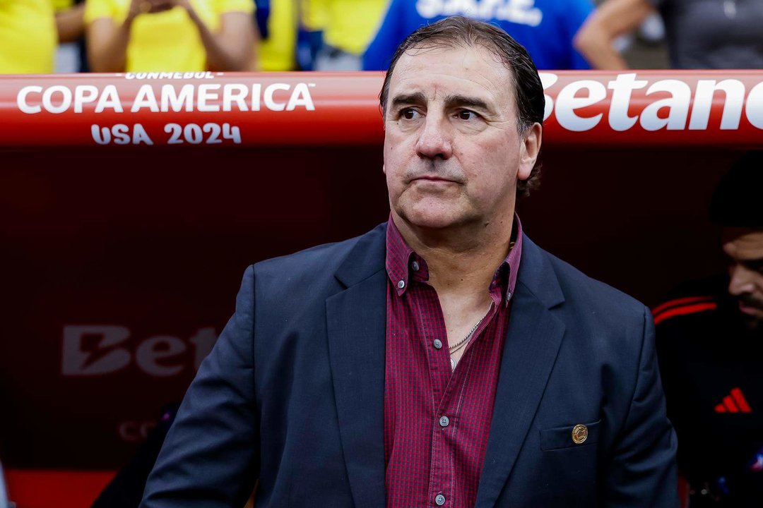 El seleccionador de Colombia, el argentino Néstor Lorenzo, fue registrado el pasado 6 de julio, durante un partido de los cuartos de final de la Copa América 2024 contra Panamá, en el estadio State Farm de Glendale (Arizona, EE.UU.). EFE/John G. Mabanglo