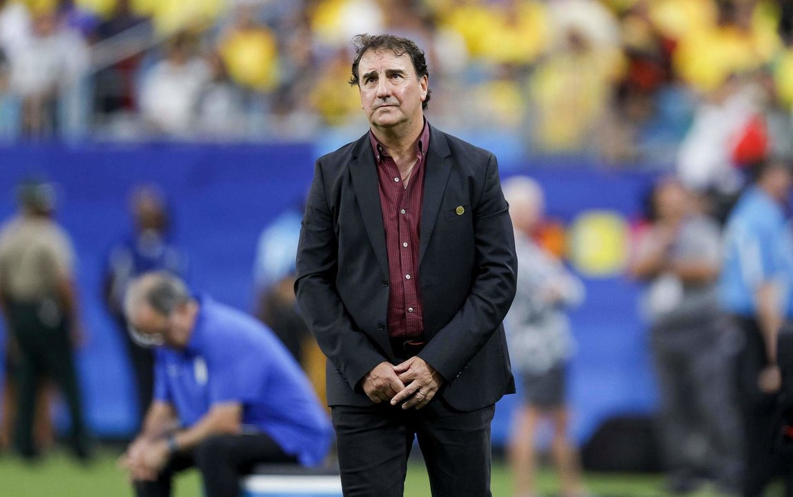 El seleccionador de Colombia, el argentino Néstor Lorenzo (c), fue registrado el pasado 10 de julio, durante la segunda semifinal de la Copa América 2024 contra Uruguay, en el estadio Bank of América de Charlotte (Carolina del Norte, EE.UU.). EFE/Erik S. Lesser