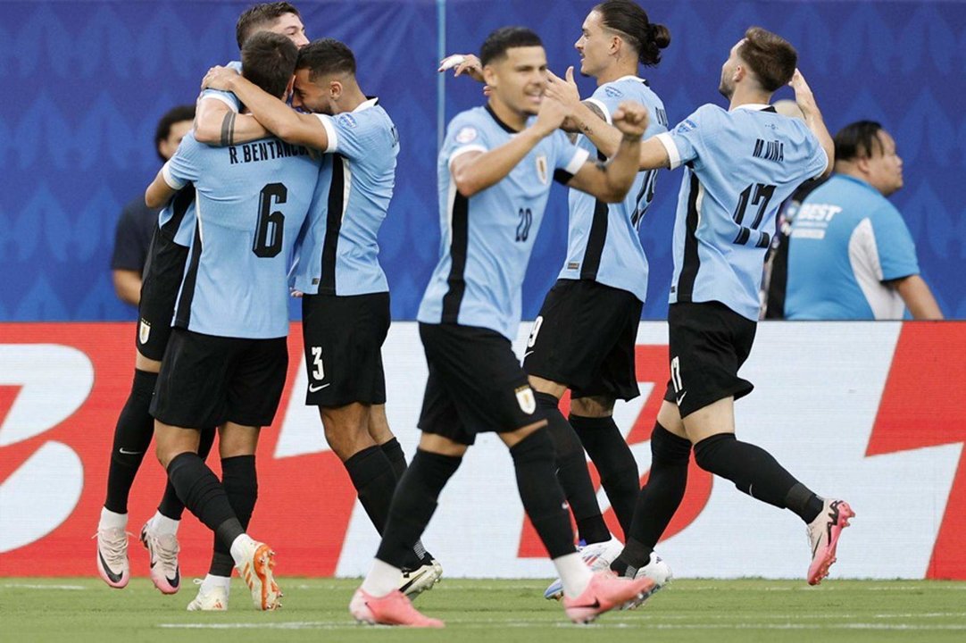 Rodrigo Bentancur de Uruguay (i) celebra con sus compañeros de equipo después de anotar contra Canadá durante la Copa América. EFE/EPA/ERIK S. MENOR