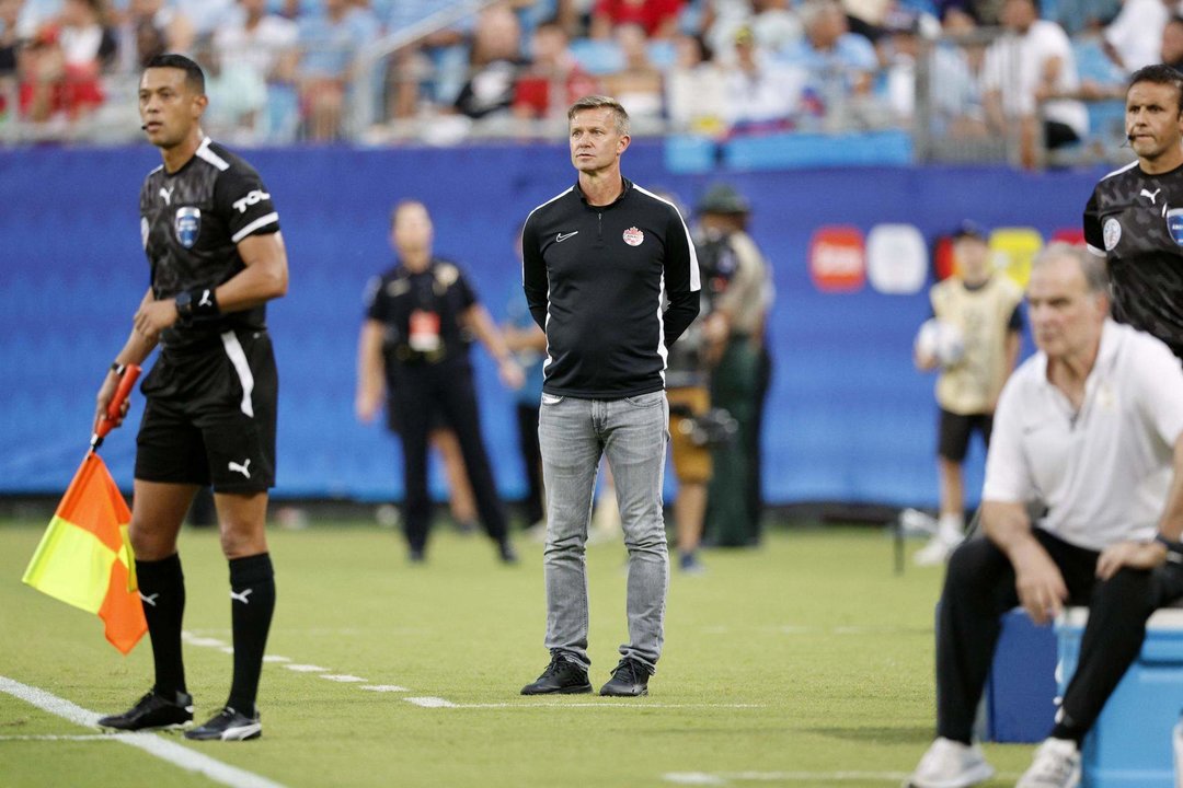 El seleccionador de Canadá, Jesse Marsch (c), fue registrado este sábado, 13 de julio, durante el partido por el tercer puesto de la Copa América 2024 contra Uruguay, en el estadio Bank of America de Charlotte (Carolina del Norte, EE.UU.). EFE/Erik S. Lesser