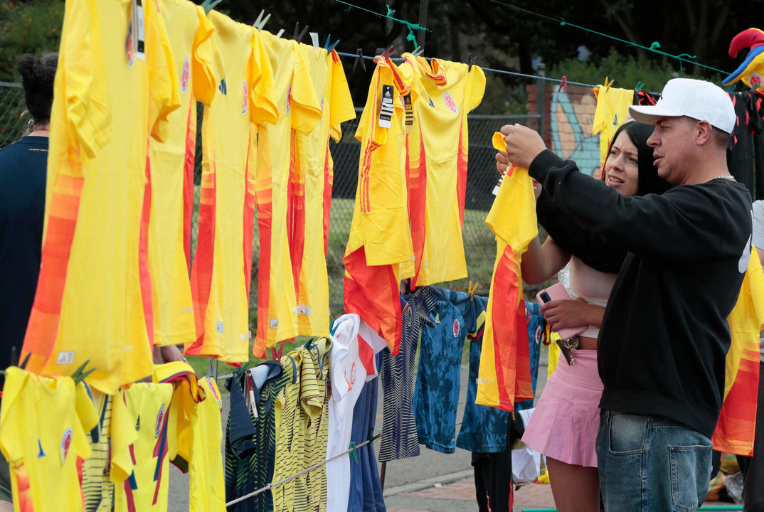 Aficionados de la selección colombiana de fútbol compran camisetas este domingo, Bogotá (Colombia). EFE/ Carlos Ortega