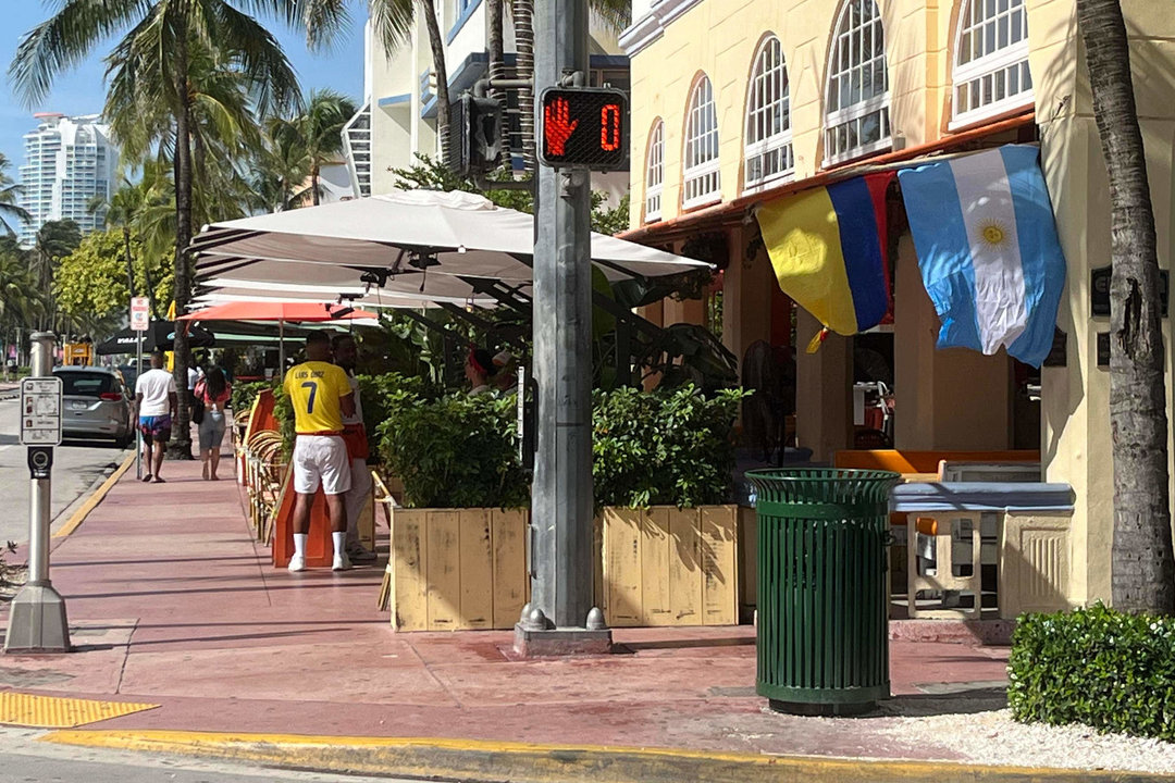 Fotografía donde se ven las banderas de Colombia y Argentina en un restaurante de Ocean Drive este domingo, horas antes de que se dispute la final de la Copa América en el Hard Rock Stadium, en Miami Beach (Fl, EE.UU.). EFE/ David Villafranca