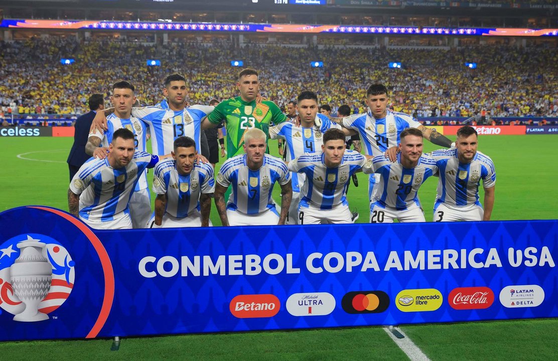 El equipo titular de Argentina que disputó la final de la Copa América 2024 fue registrado este domingo, 14 de julio, antes de enfrentarse a Colombia, en el estadio Hard Rock de Miami (Florida, EE.UU.). EFE/Cristóbal Herrera