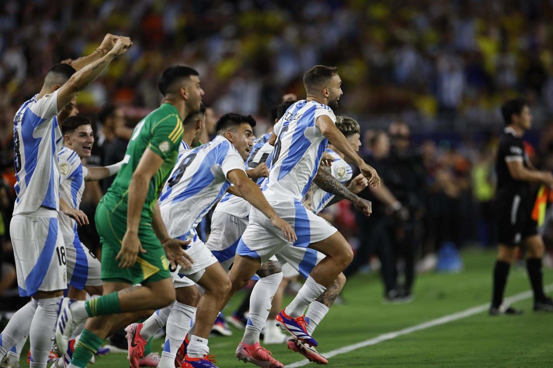 Jugadores de la selección argentina de fútbol, que estaban en el banco, fueron registrados este domingo, 14 de julio, al celebrar la obtención del título de la Copa América 2024, en el estadio Hard Rock de Miami (Florida, EE.UU.). EFE/CJ Gunther