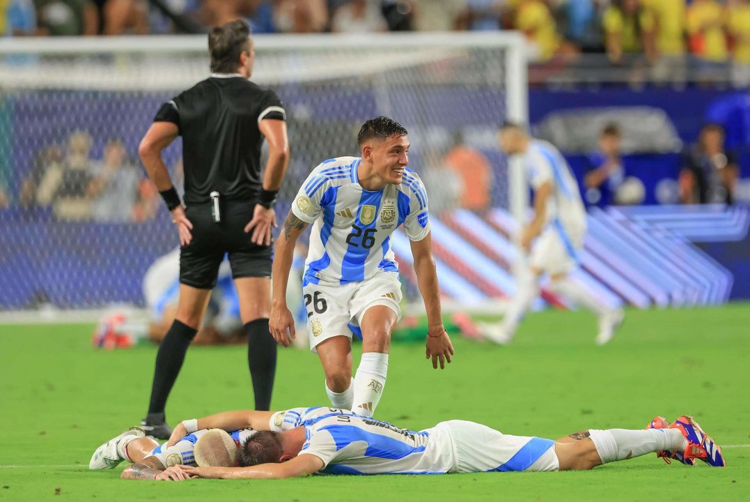 Nahuel Molina (c) y otros jugadores de la selección argentina de fútbol fueron registrados este domingo, 14 de julio, al celebrar la obtención del título de la Copa América 2024, en el estadio Hard Rock de Miami (Florida, EE.UU.). EFE/Critóbal Herrera