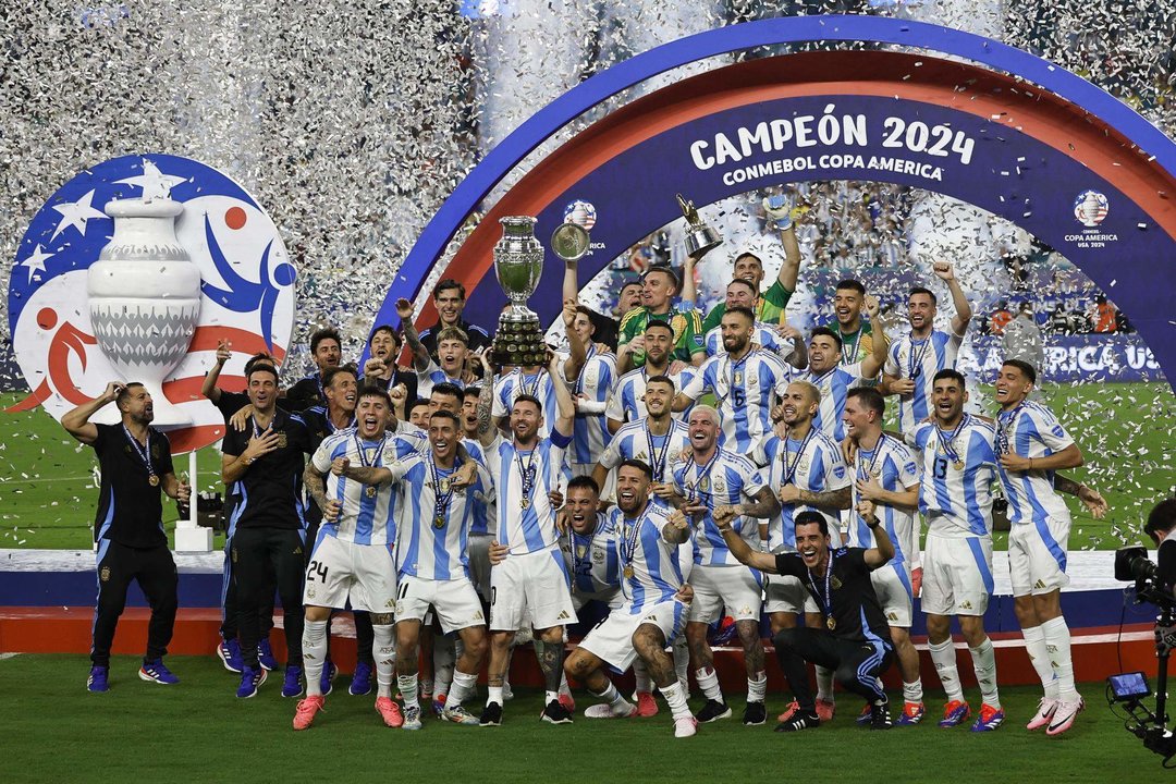 Los jugadores de Argentina celebran ganar la final de la Copa América. EFE/EPA/CJ GUNTHER