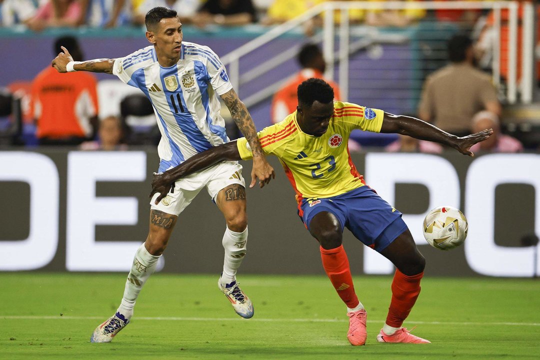 Davinson Sánchez (d) de Colombia en acción contra Angel Di María de Argentina durante la final de la Copa América. EFE/ EPA/CJ GUNTHER