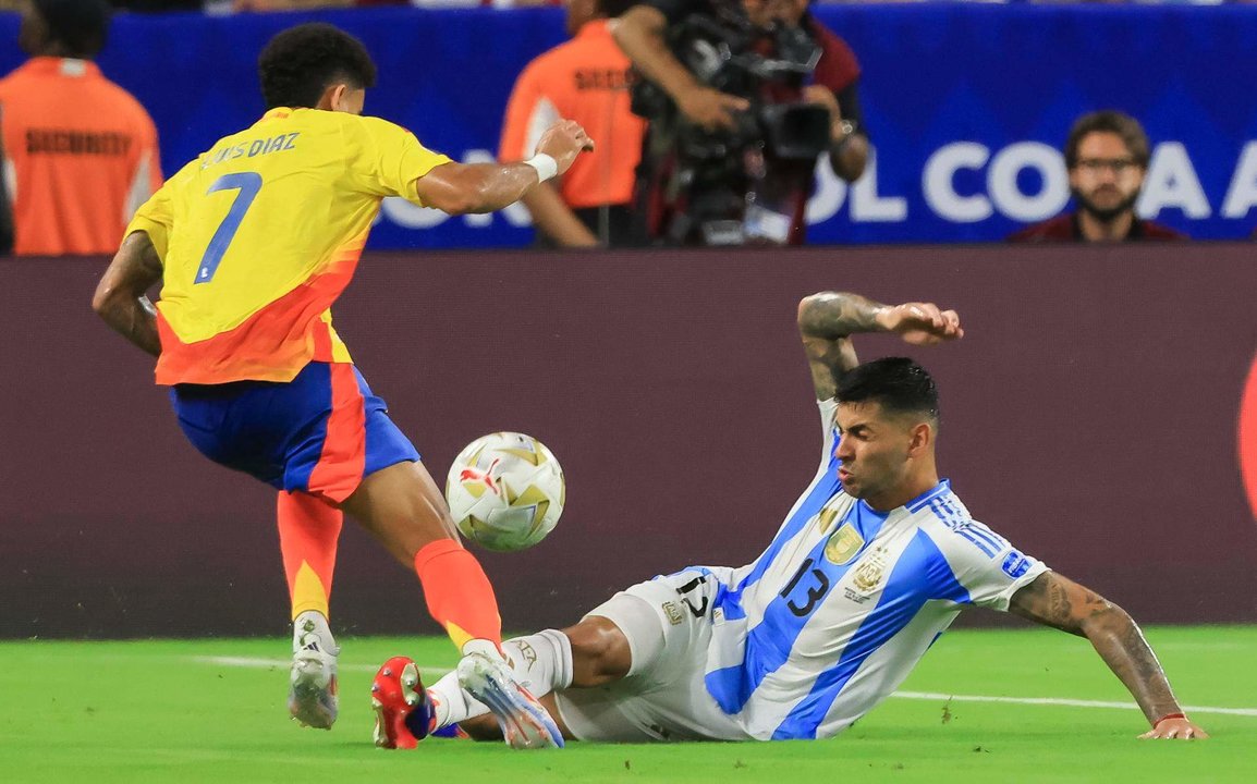 El defensor argentino Cristian Romero (d) fue registrado este domingo, 14 de julio, al disputar un balón con el atacante colombiano Luis Díaz, durante la final de la Copa América 2024, en el estadio Hard Rock de Miami (Florida, EE.UU.). EFE/Cristóbal Herrera