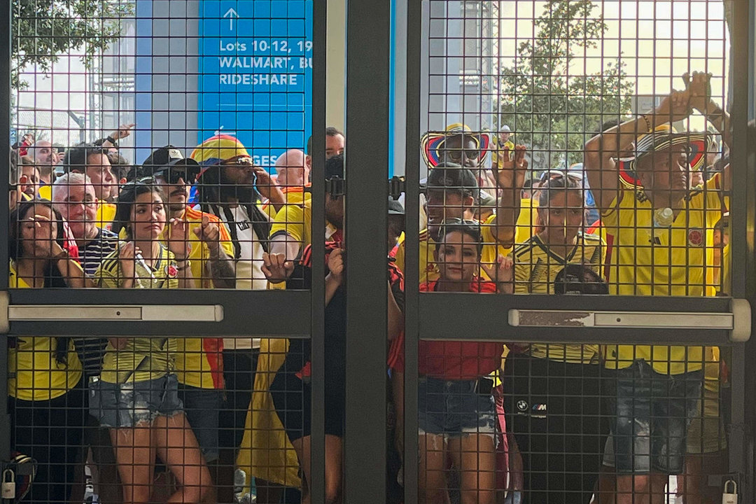 Aficionados esperan a las afueras del estadio Hard Rock previo al partido final entre Argentina y Colombia de la Copa América. EFE/ David Villafranca