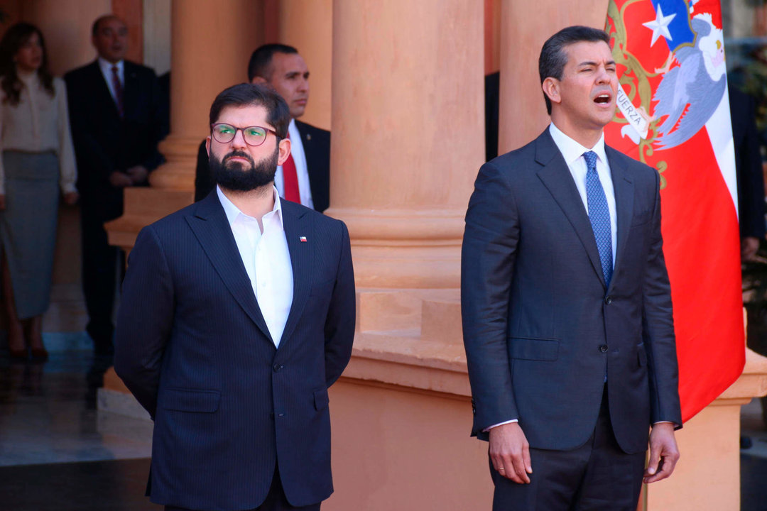 El presidente de Chile, Gabriel Boric (i), posa junto al presidente de Paraguay, Santiago Peña, este miércoles en el Palacio de López de Asunción. Al margen de los diversos asuntos bilaterales que trataron, el fútbol de las selecciones de ambos países y la reciente Copa América también fueron tratados en la reunión privada. EFE/ Nina Osorio