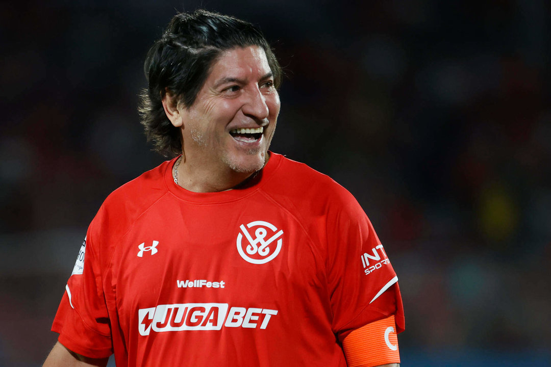 Fotografía de archivo del chileno Ívan Zamorano durante un partido amistoso con exfutbolistas en el estadio Nacional de Santiago (Chile). EFE/Elvis González