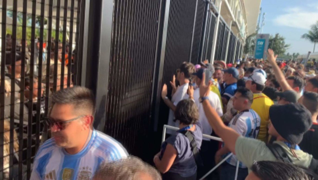 Una avalancha de aficionados con camisetas de la selección de Colombia obligó a cerrar temporalmente el acceso al estadio Hard Rock. EFE/Oscar González