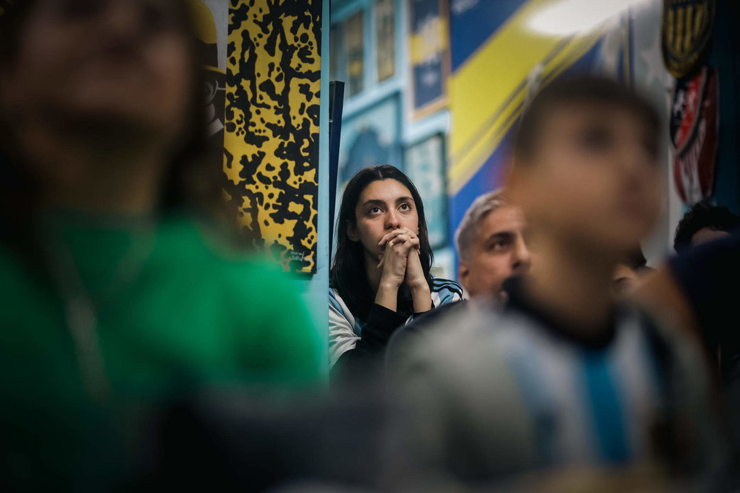 Aficionados argentinos fueron registrados este domingo, 13 de julio, al observar la final de la Copa América entre Argentina y Colombia, en un bar de Buenos Aires (Argentina). EFE/Juan Ignacio Roncoroni