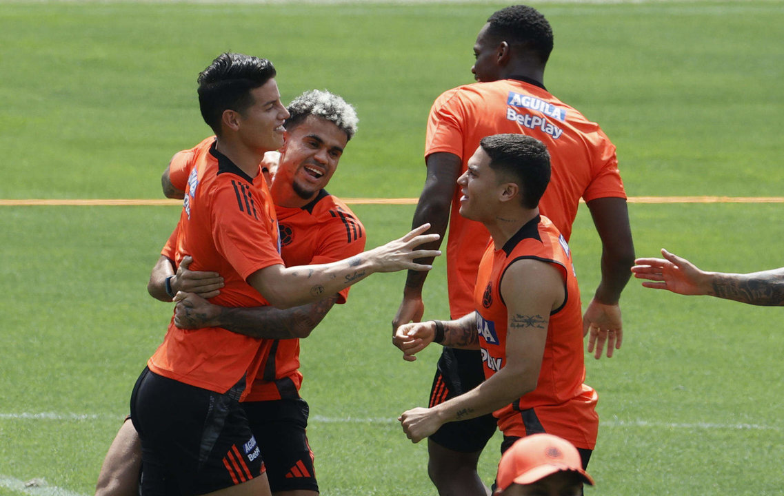 James Rodríguez (i) será titular ante Argentina en el partido de este martes por la eliminatoria. En la foto junto a Luis Díaz (c) y Juan Fernando Quintero (d) en una práctica en Barranquilla (Colombia). EFE/ Mauricio Dueñas Castañeda